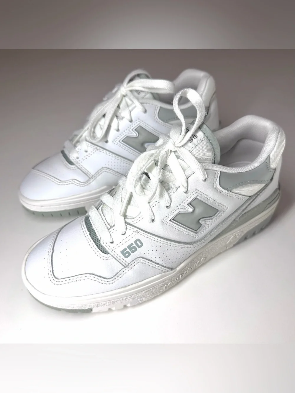 New Balance Unisex 550 White and Light Gray Athletic Sneakers Size- W 7 / M 5.5
